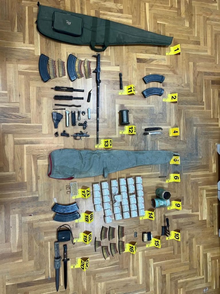 Policia gjen armë dhe muncion në Veri