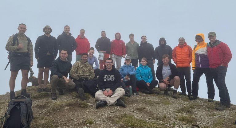 Hargreaves ngjitet në majën e Bistrës me pjesëtarë të FSK-së dhe ushtarë britanikë