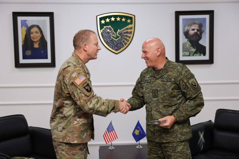 Jashari takohet me Komandantin e SATMO-s të ushtrisë amerikane, flasin për planin 3-vjecar të aktiviteteve të përbashkëta