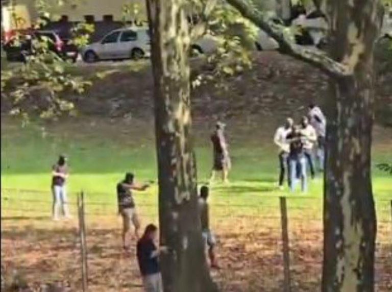 Momenti kur policia gjermane e rrethon të riun kosovar, më pas e qëllon pasi i kërcënoi me thikë