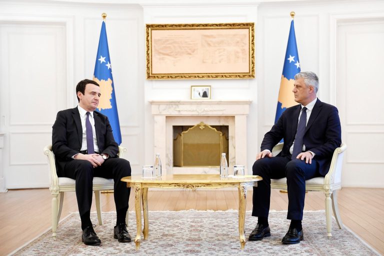 Kurti në Vushtrri pritet me brohoritje për Hashim Thaçin – Mbështetësit e tij ia kthejnë “Albini, Albini”