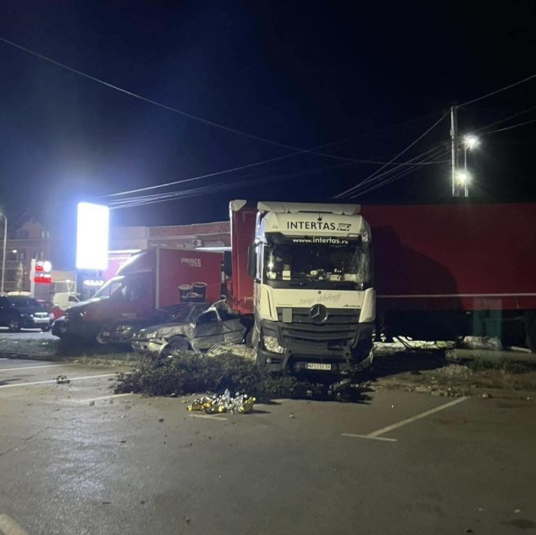 E rëndë: Shoferi i kamionit pësoi sulm dhe goditi 20 vetura, u gjet i vdekur