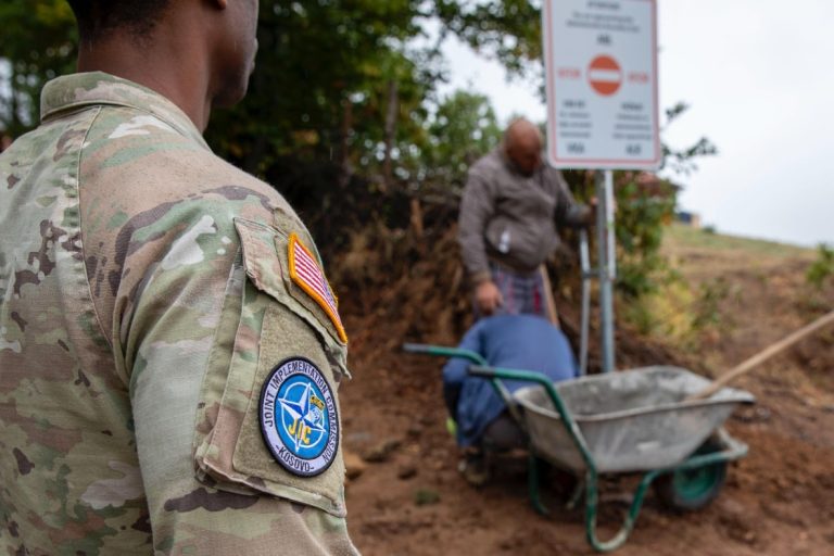 KFOR vendos 114 tabela përgjatë kufirit Kosovë-Serbi
