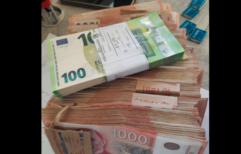 Dogana ia sekuestron 20 mijë euro të padeklaruara një shtetasi të Serbisë