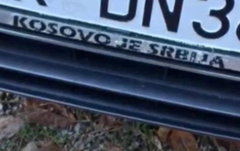 U kap me targat “Kosova është Serbi”, Mali i Zi dënon ushtarin që u arrestua në Deçan