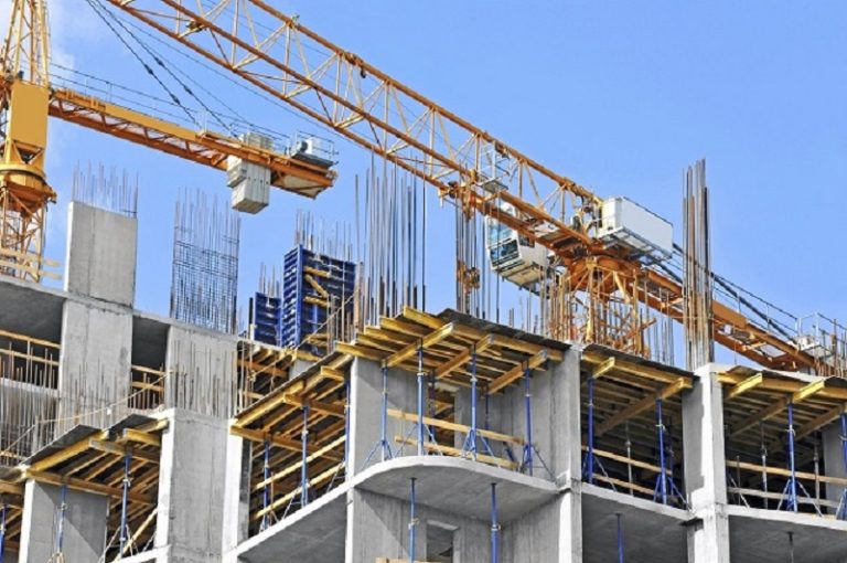 Vdes një 35-vjeçar në vendin e punës, dyshohet se u godit rëndë në kokë nga vinçi