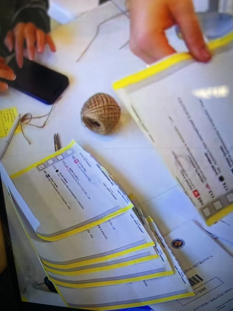 Mitrovicë e Jugut, fletëvotime me numra serikë të shqyer