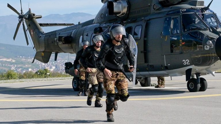 Ushtarët italianë të KFOR-it zhvillojnë ushtrim të drejtpërdrejtë me helikopter në Kosovë