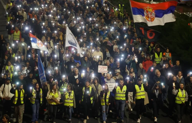 Rezistenca kundër Vuçiqit, mijëra persona marshojnë nëpër Serbi
