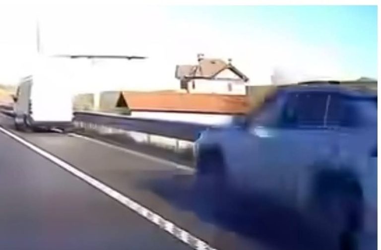 Policia: Rreth 10 mijë euro iu grabitën shoferit të postës në autostradën “Ibrahim Rugova”