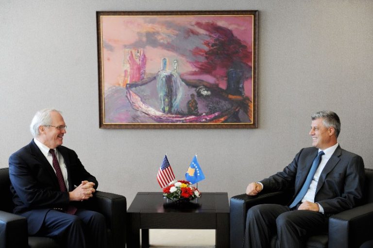 Edhe Christopher Hill, dëshmitar në gjyqin ndaj Thaçit