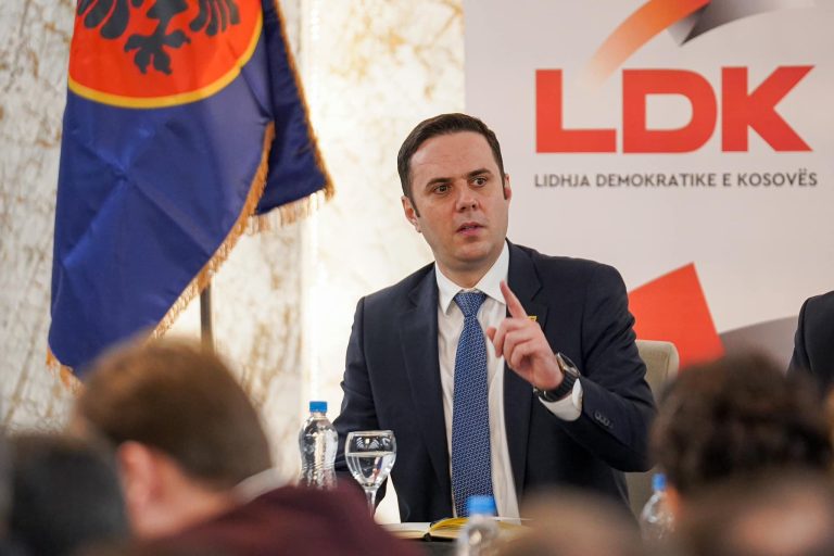 Abdixhiku për VV’në: S’ka logjikë me i thënë një partie je me Serbinë, e pastaj me ftu për bashkëpunim