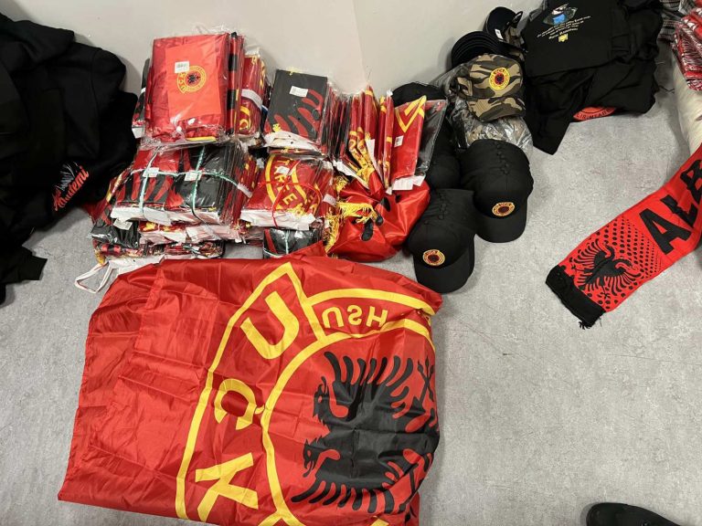 Serbia thotë se ka arrestuar një shqiptar, iu gjetën flamuj e bluza me mbishkrimin UÇK: Dyshohet se do të përdoreshin në ndeshjen Serbi-Shqipëri