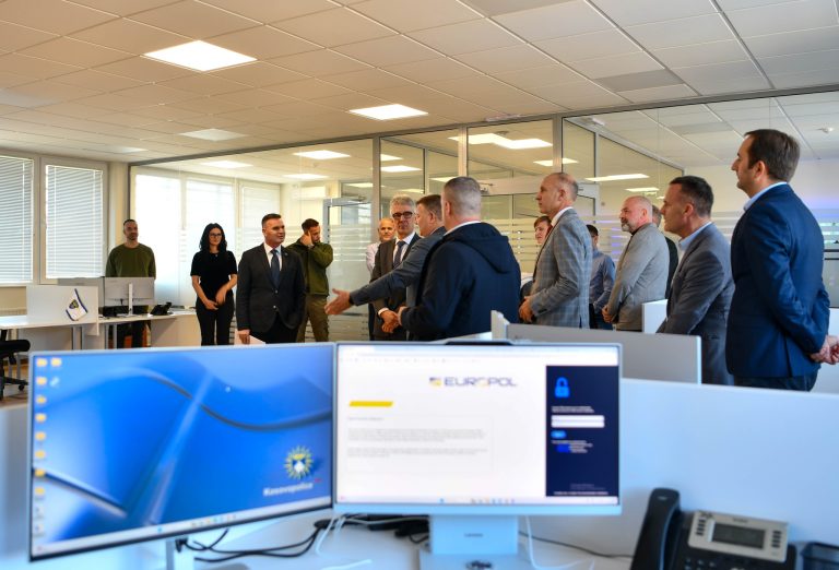 Policia e Kosovës pranon donacion pajisjesh teknologjike nga Ambasada Gjermane