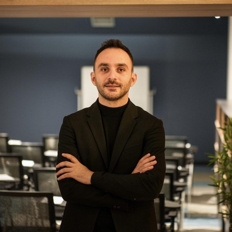 Paris Guri: Studentët ende s’i kanë marrë 100 euro, dalin pak ditë para balotazhit