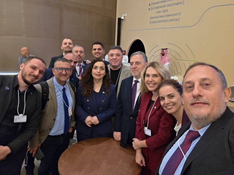 “Rrini në linjë”: Osmani dhe ekipi i saj në festë pas njohjes nga Siria, kanë edhe një paralajmërim