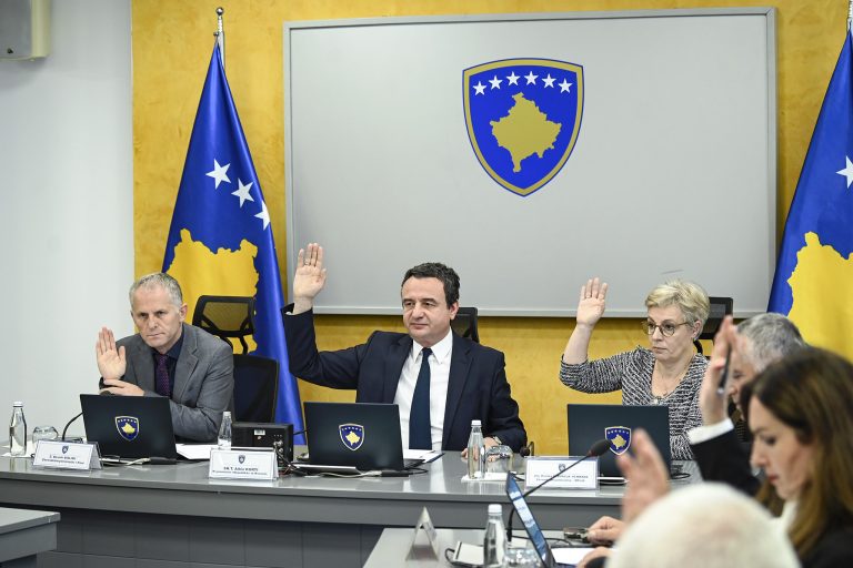 Qeveria në detyrë mbajti mbledhje elektronike, ndau mbi 140 mijë euro për disa projekte e miratoi kërkesën e MF për kursime