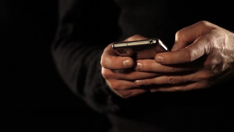 17-vjeçari i ndaluar në Mitrovicë, në telefon i gjenden foto me granatë dore dhe armë të ftohta