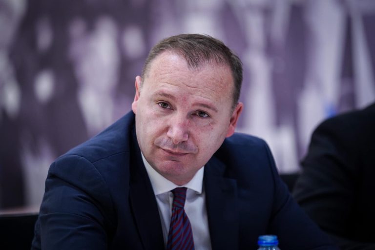 Zemaj kërkon falje për grushtin ndaj qytetarit në shesh: Më provokoi, reagova në afekt të vetëmbrojtjes