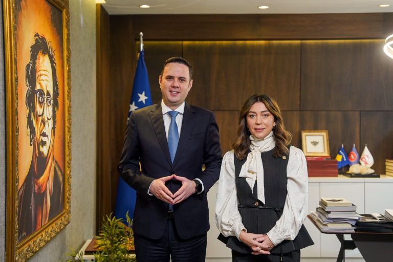 Këngëtarja Adelina Thaçi i bashkohet LDK’së