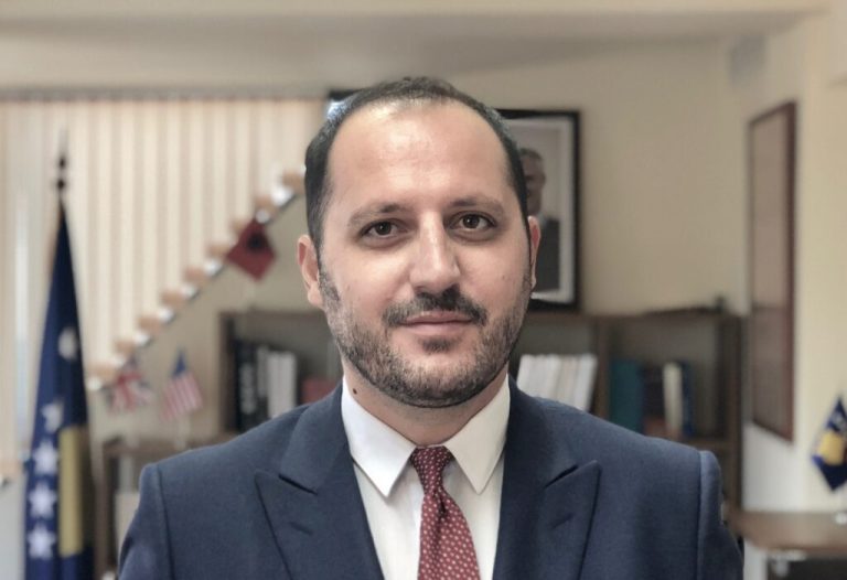 Ish-ambasadori Cana kritikon Kurtin: Një detyrë të klasës së 7-të s’ka ditë me e zgjidhë, ka një bachelor që sot është si shkollë e mesme