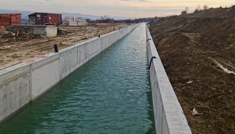 Dëmtohet me mjete të forta një pjesë e kanalit të Ibër-Lepencit