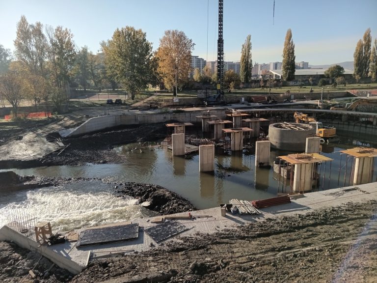 Vërshimi i punishtes së urës mbi Ibër, reagon Mujka: Nuk është shkaktuar nga dora e njeriut