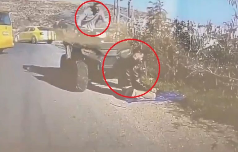 Pamje: Rezervisti izraelit godet me katërrotësh palestinezin që po falej në Bregun Perëndimor