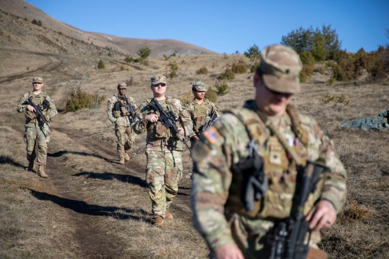 KFOR-i amerikan në terren: Kështu ndihmohet në ruajtjen e një ambienti të sigurt