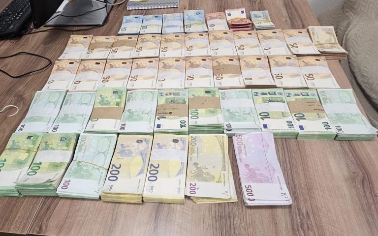 Kapen 300 mijë euro të zeza duke u futur në Kosovë