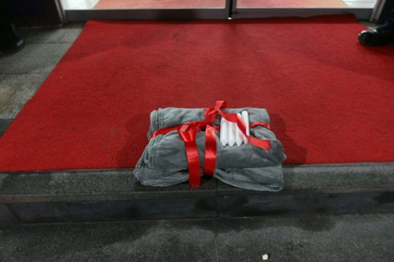 Qebe e qirinj si “dhuratë” për Kurtin, rinia e PDK-së me aksion simbolik për rrymën para Qeverisë