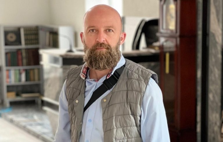 Policia i fton për intervistim qytetarët që kanë pranuar shërbime nga Arianit Sllamniku