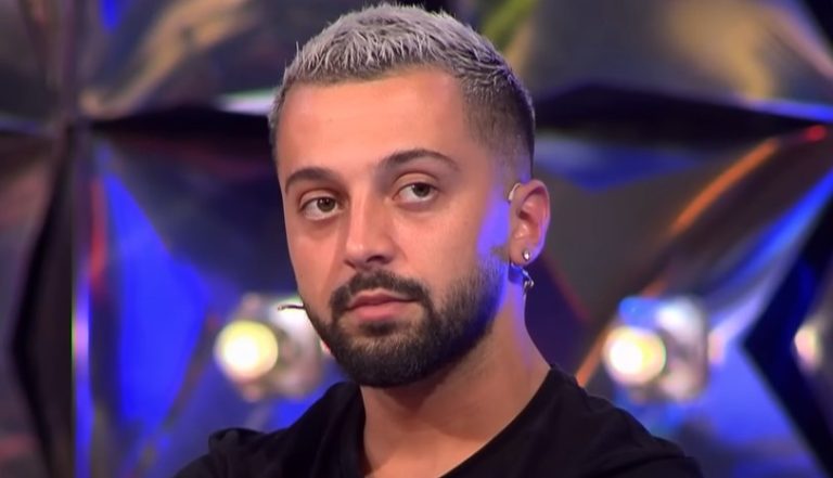 RIKTHEHET Gjesti me një këngë emocionale ku shprehet i dëshpëruar për humbjen e njeriut të dashur