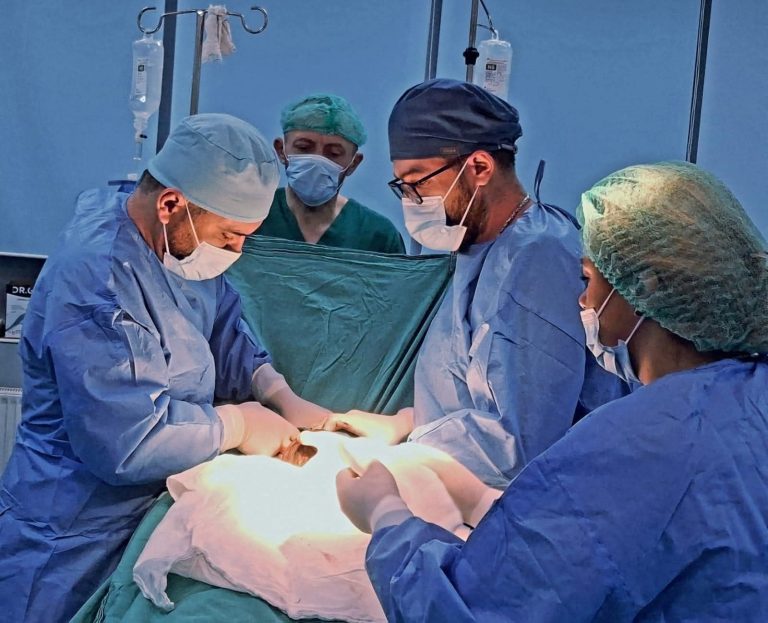 Profesionistë të vërtetë: Mjekët e Spitalit të Mitrovicës i shpëtojnë jetën një gruaje me problem të rrallë e në prag të vdekjes