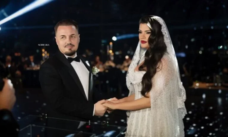 Pas shumë aludimeve, gruaja e Bleros tregon moshën e saj