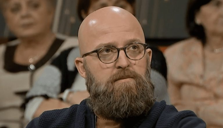 E tmerrshme: ‘Me 4 mijë € shëron autizmin’ – Arianit Sllamniku u jep fëmijëve ilaçe për kafshë