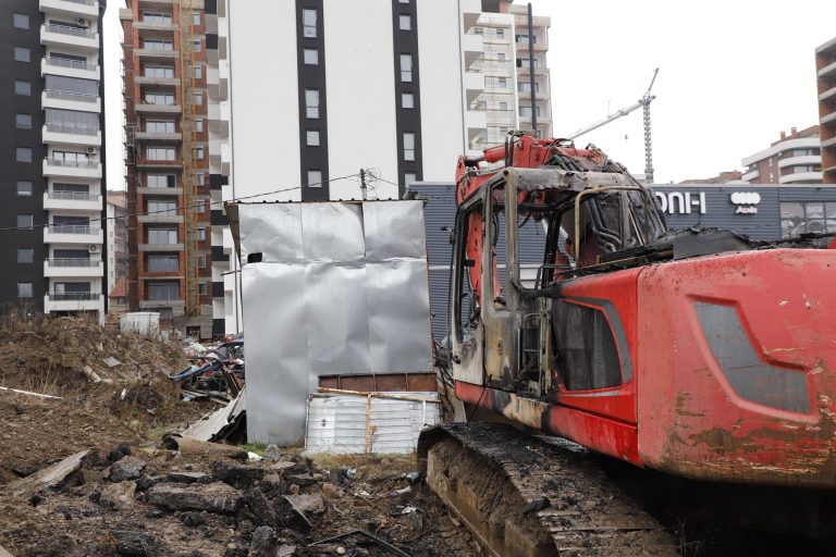 Djegia e bagerit që po rrënonte ndërtimet pa leje: Dëmi 70 mijë euro