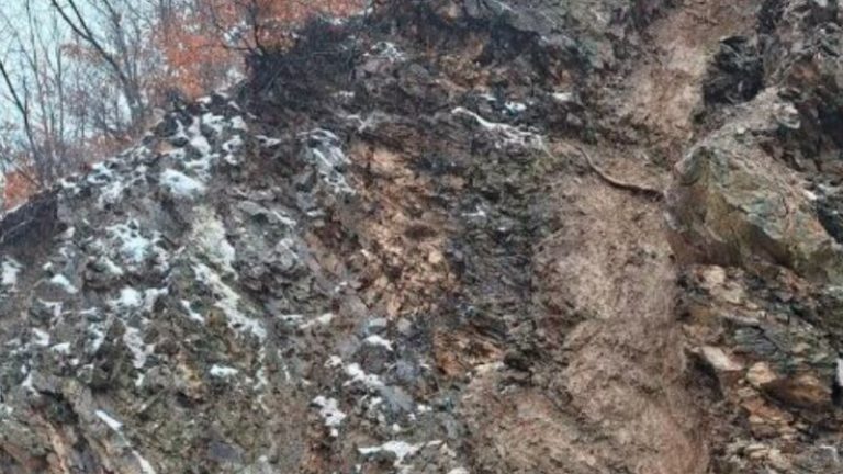 Shembet një pjesë e dheut në rrugën Mitrovicë-Bajgorë