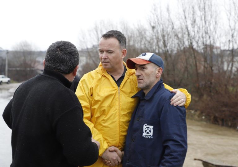 Një kryetar si Faton Peci: U përgjigjet mitrovicasve në rrjetin social dhe dërgon eskavatorin