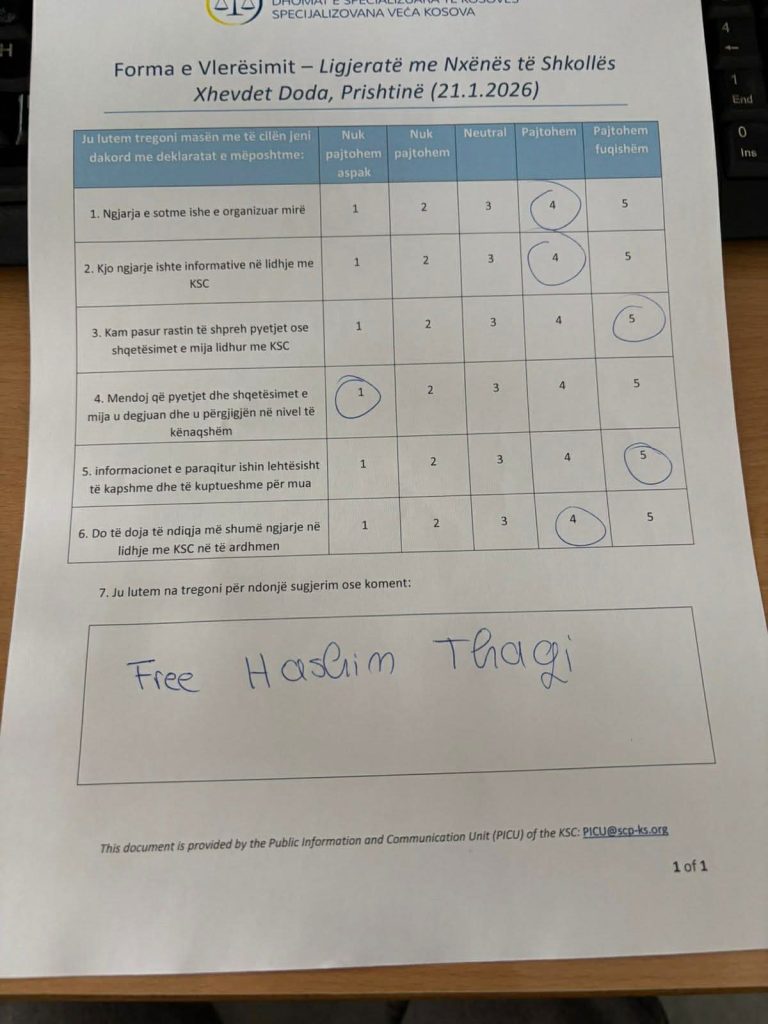 Gjykata Speciale mban ligjërata me nxënësit e shkollave të mesme, njëri ua shkruan “Free Hashim Thaçi”