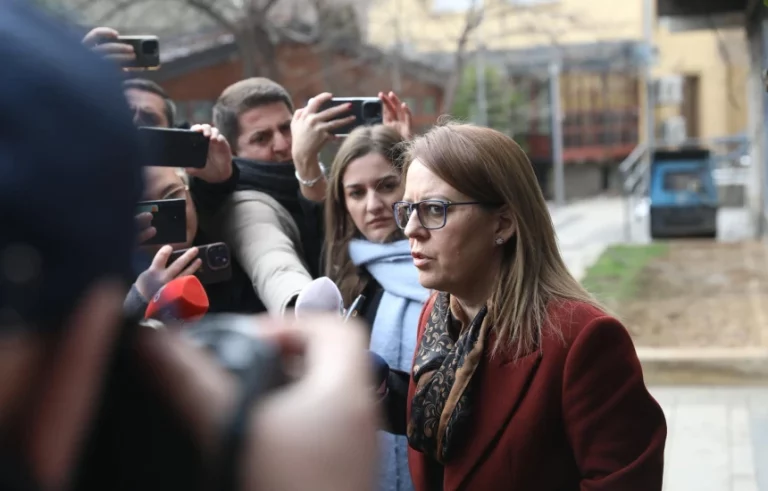 Hykmete Bajrami jep dorëheqje nga pozita e nënkryetares së LDK-së, kërkon edhe dorëheqjen e Abdixhikut