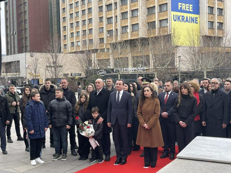 29 vjet nga rënia heroike – liderët shtetërorë nderojnë Zahir Pajazitin, Hakif Zejnullahun e Edmond Hoxhën