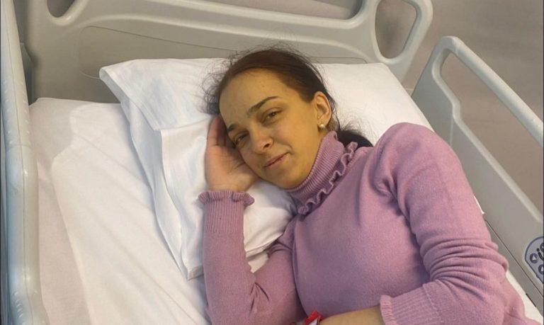Para tetë vitesh vëllai ia dhuroi mëlçinë, tash edhe nëna: 22-vjeçarja nga Malisheva në gjendje të rënduar shëndetësore