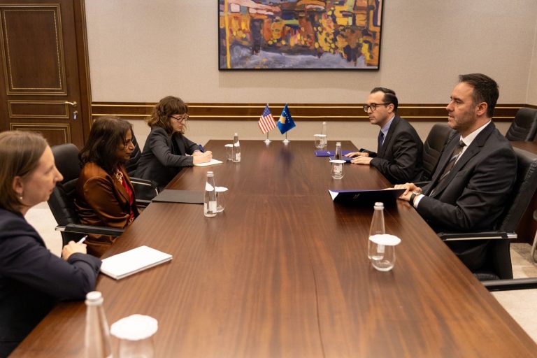 Konjufca takohet me Prattipatin: Bashkëpunimi i ngushtë me ShBA’të, përcaktim i pandryshueshëm i institucioneve të reja