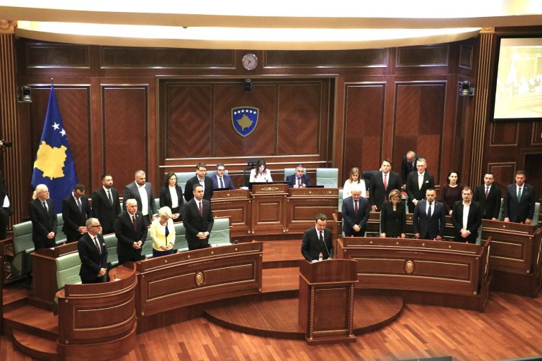 Pagë mesatare mbi 1 mijë euro në sektorin publik e dyfishim të shtesave – zotimet e Kurtit për mandatin e ri