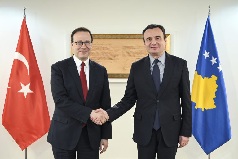 Kurti takohet me Ambasadorin e Turqisë, flasin për mundësinë e organizimit të një forumi të biznesit në Prishtinë