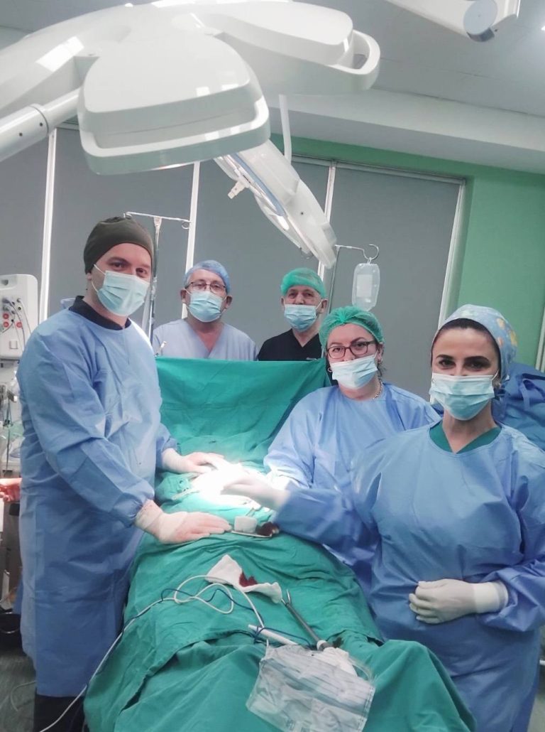 Mjekët e spitalit të Mitrovicës edhe një herë dëshmojnë profesionalizmin e lartë, ndërhyjnë me sukses në një rast të rrallë