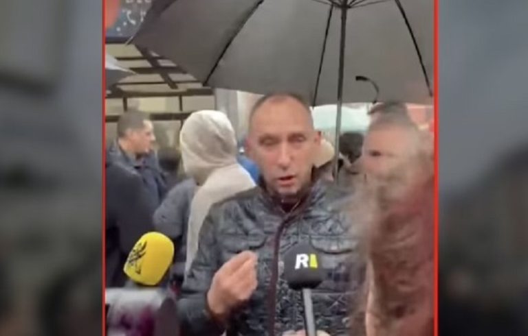 “Zoti bre pa i vrá mos e laft, spo kena bukë mo as me hanger” – Qytetari mezi mban lotët në protestë: “Nuk po ia dalim më”