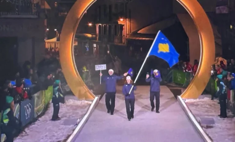 Skitarët e Kosovës parakalojnë në ceremoninë e Olimpiadës dimërore