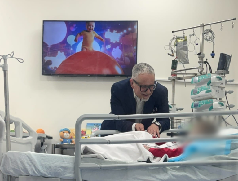 Një fëmijë 5 vjeç u dërgua në QKUK me plagë të rënda, spitali dyshon në keqtrajtim, Vitia e vizitoi sot